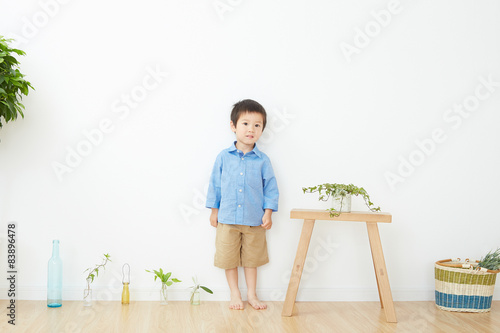 部屋で立つ男の子 photo