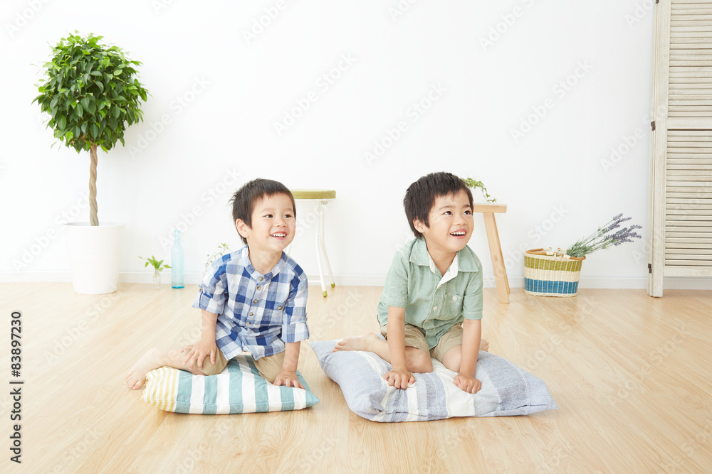 部屋で座る兄弟 部屋で座る兄弟