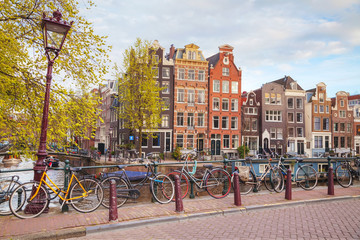 Stickers Amsterdam Geparkeerde fietsen op Amsterdamse brug  © andreykr