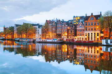 Stickers Amsterdam Amsterdam skyline verlicht in de nacht  © andreykr