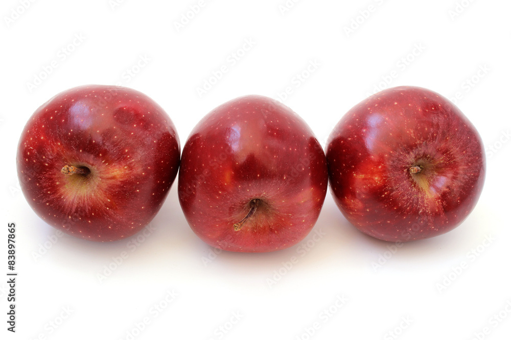 Obraz premium Three red apples are inclined