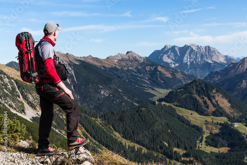 Wanderer in Bergkulisse