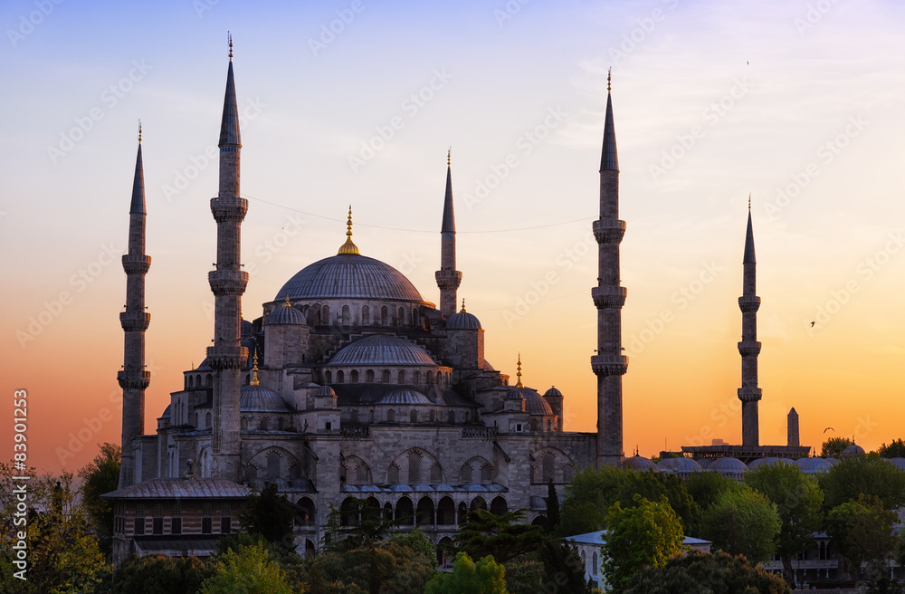 Fototapeta premium Meczet Sułtana Ahmeda (Błękitny Meczet) w Stambule na zachodzie słońca