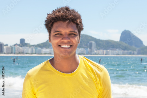 Lachender Latino im gelben Shirt an der Copacabana © Daniel Ernst