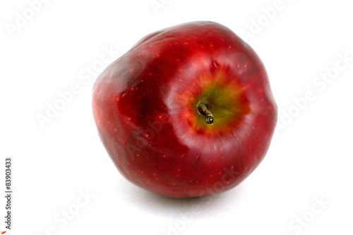 Яблоко красное на белом фоне