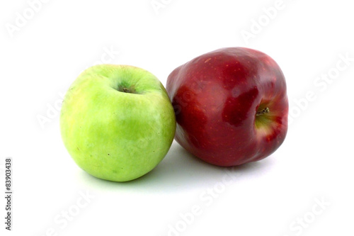 Яблоки на белом фоне