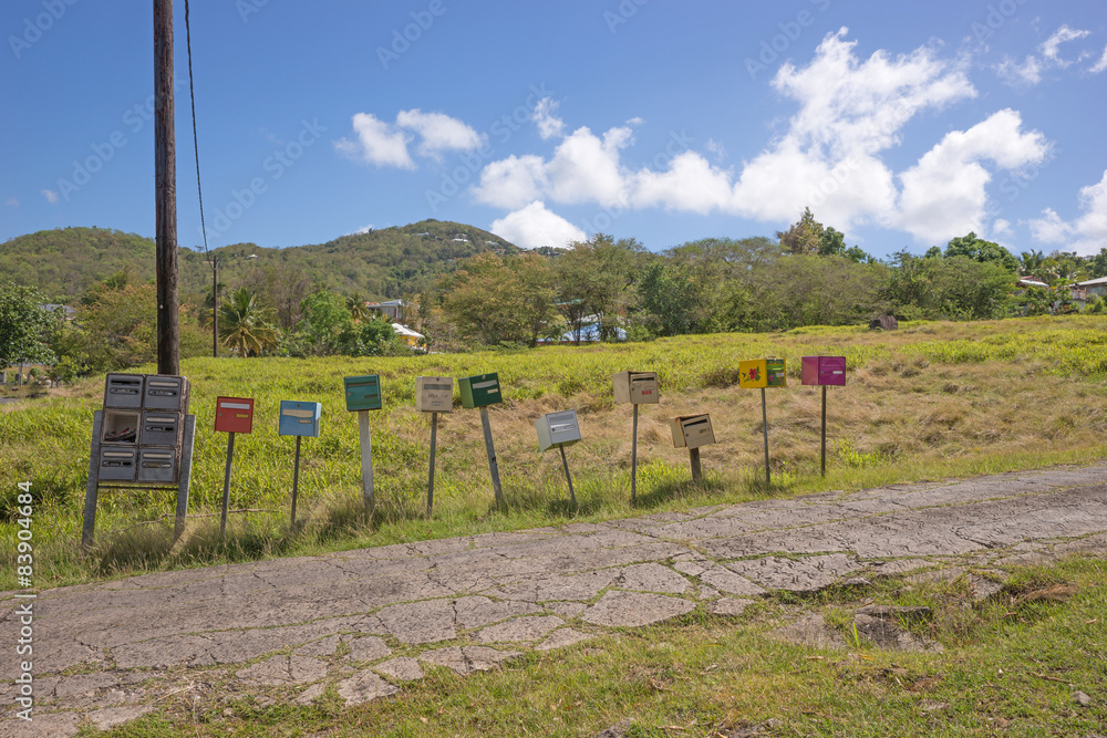 Briefkästen an einer Straße in Guadeloupe Briefkästen an einer Straße in Guadeloupe