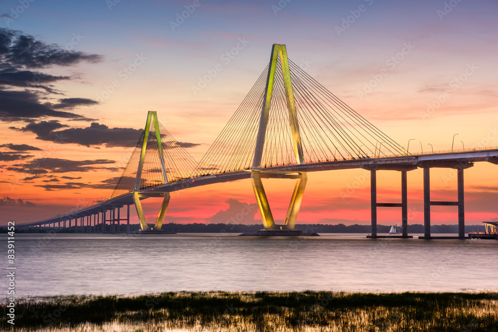 Naklejka premium Charleston, Karolina Południowa, USA przy Arthur Ravenel Jr. Bridge.