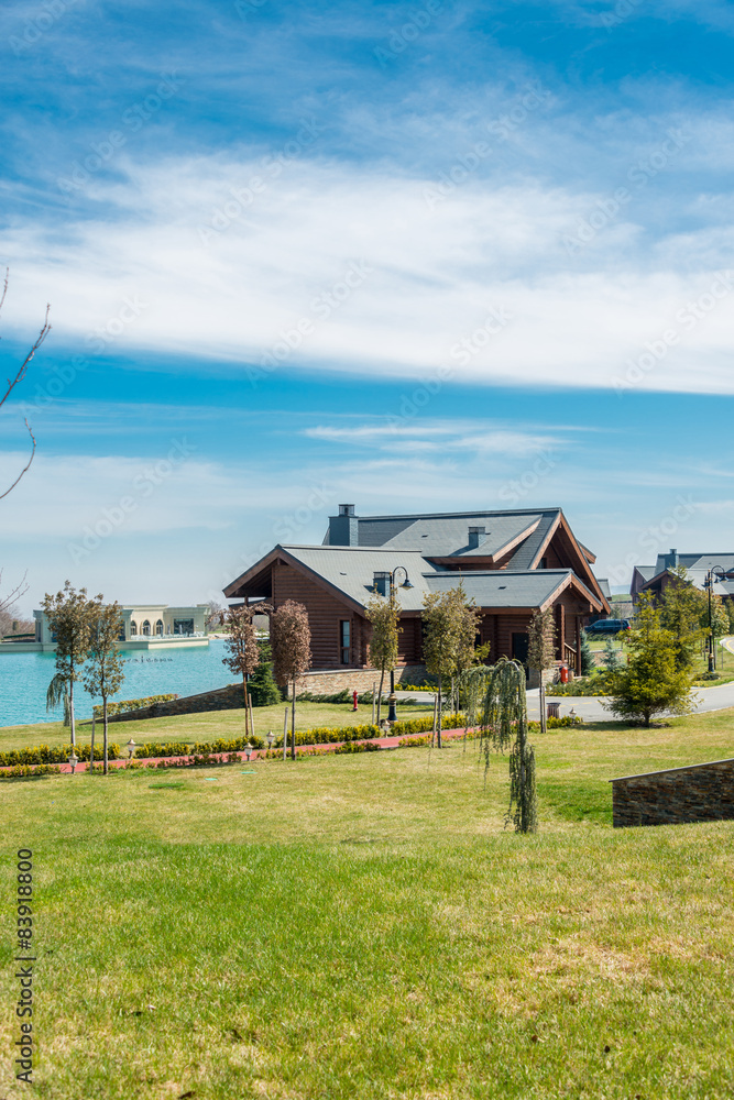 Obraz premium Modern house near water on bright day