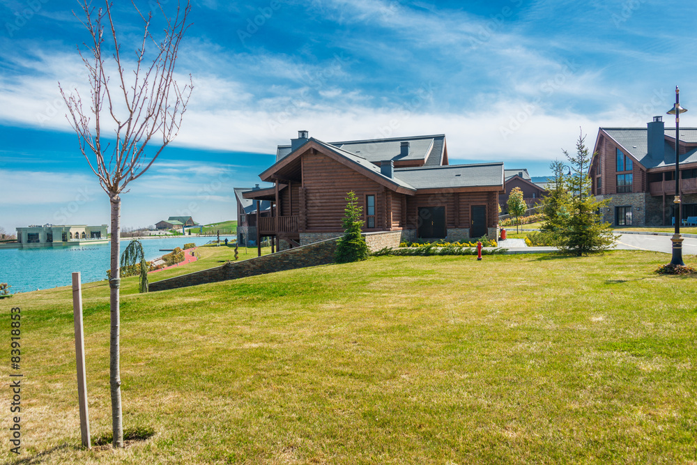 Obraz premium Modern house near water on bright day