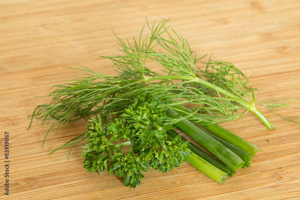 Gemischte Kräuter, geschnitten, auf einem Holzbrett