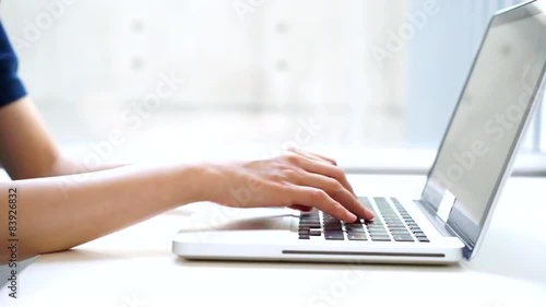 パソコンを使う女性