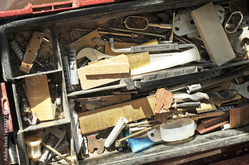 Caja de herramientas desordenada del carpintero