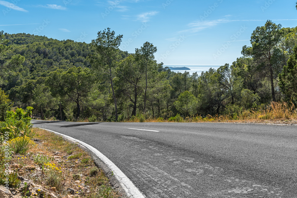 mediterrane Landstraße auf Ibiza Spanien