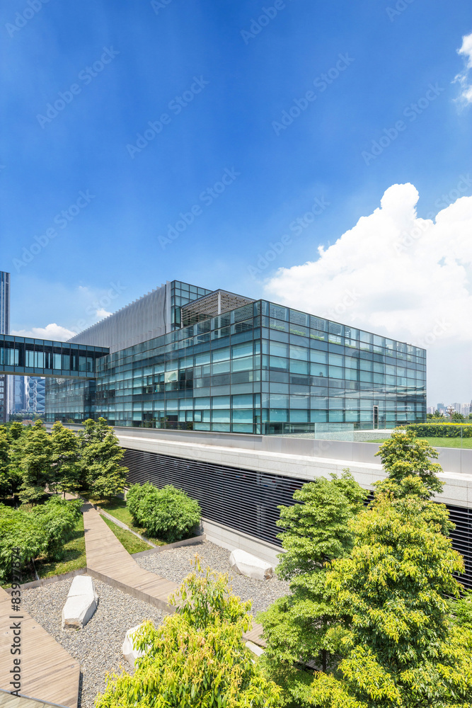 Obraz premium Empty road at building exterior