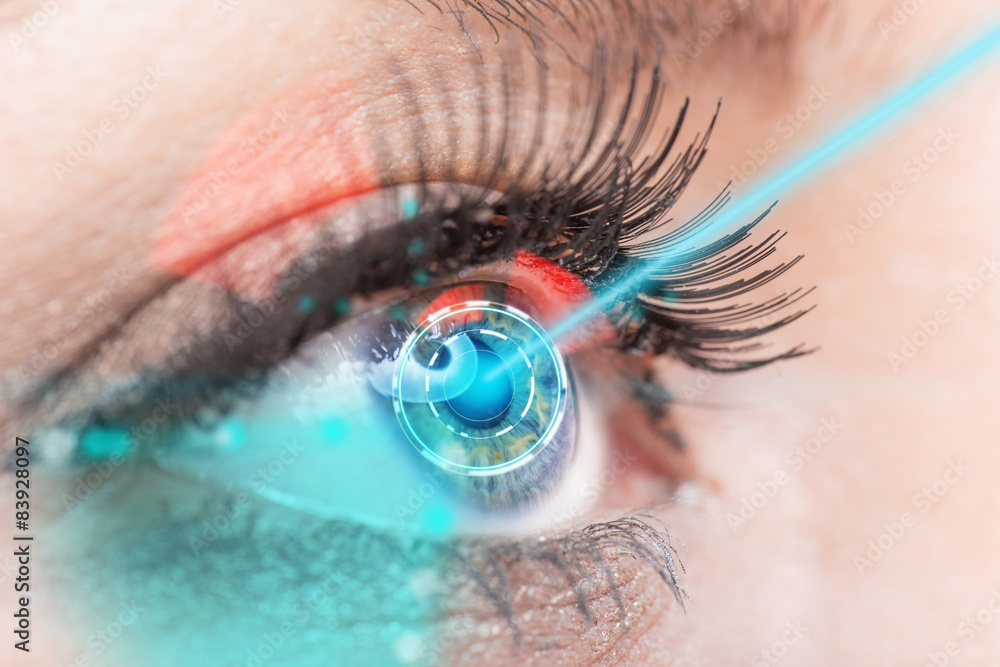 Naklejka premium Close-up kobiety oko z medycyną laserową.