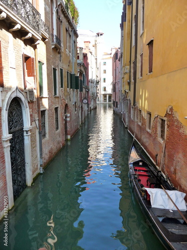 Schmaler Kanal und hohe Häuser in Venedig