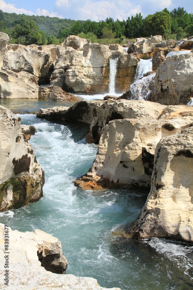 Fototapeta premium cascades du Sautadet et ses falaises,
