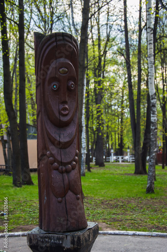 деревянная скульптура с изображением женщины в этническом стиле в парке