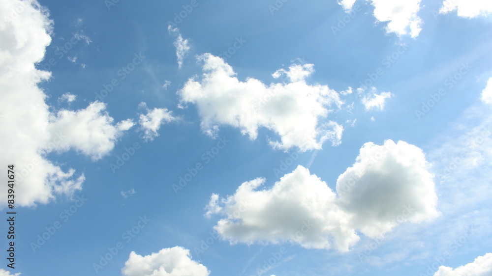 Fototapeta premium wolken am blauen himmel