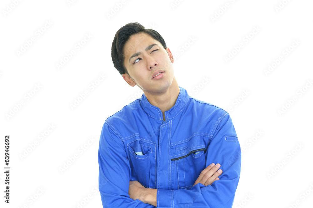 疲れた表情の労働者