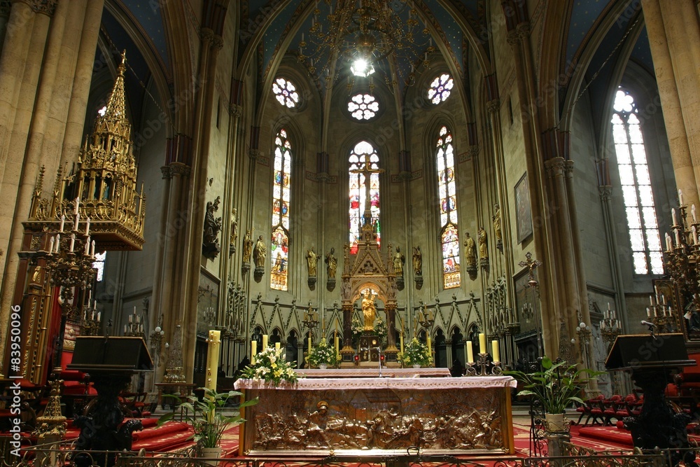 Altar in Zagreb cathedral Altar in Zagreb cathedral