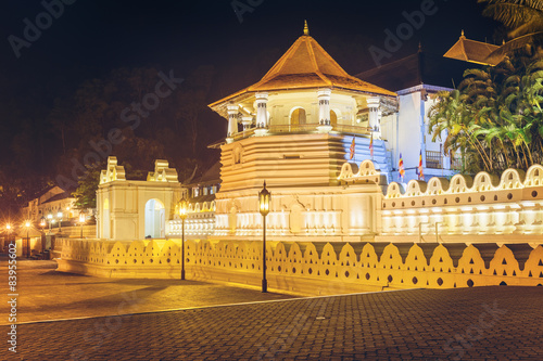 Tableau sur toile Night view of the Temple of the Buddha Tooth with lights. Kandy