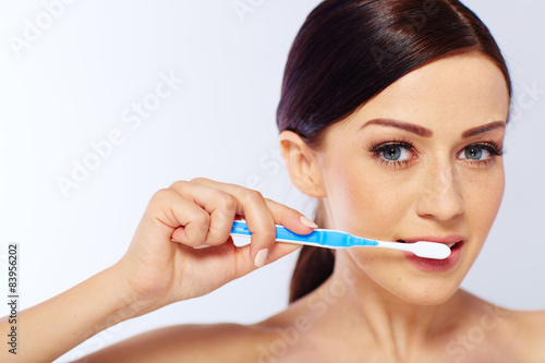 junge frau bei der zahnhygiene
