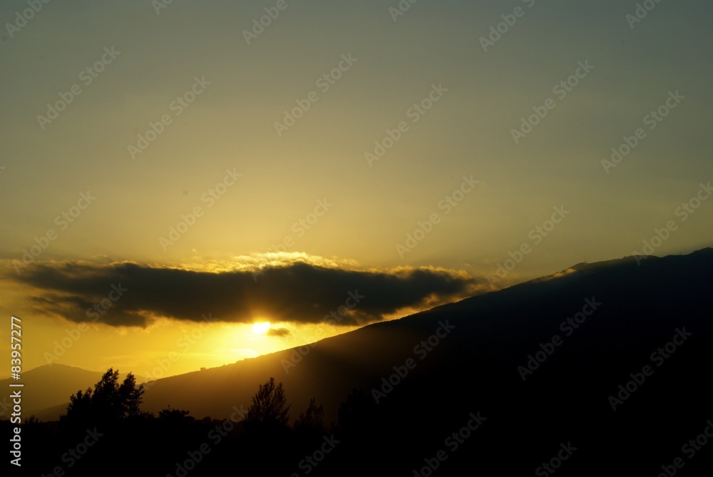 Naklejka premium Atardecer en las montañas