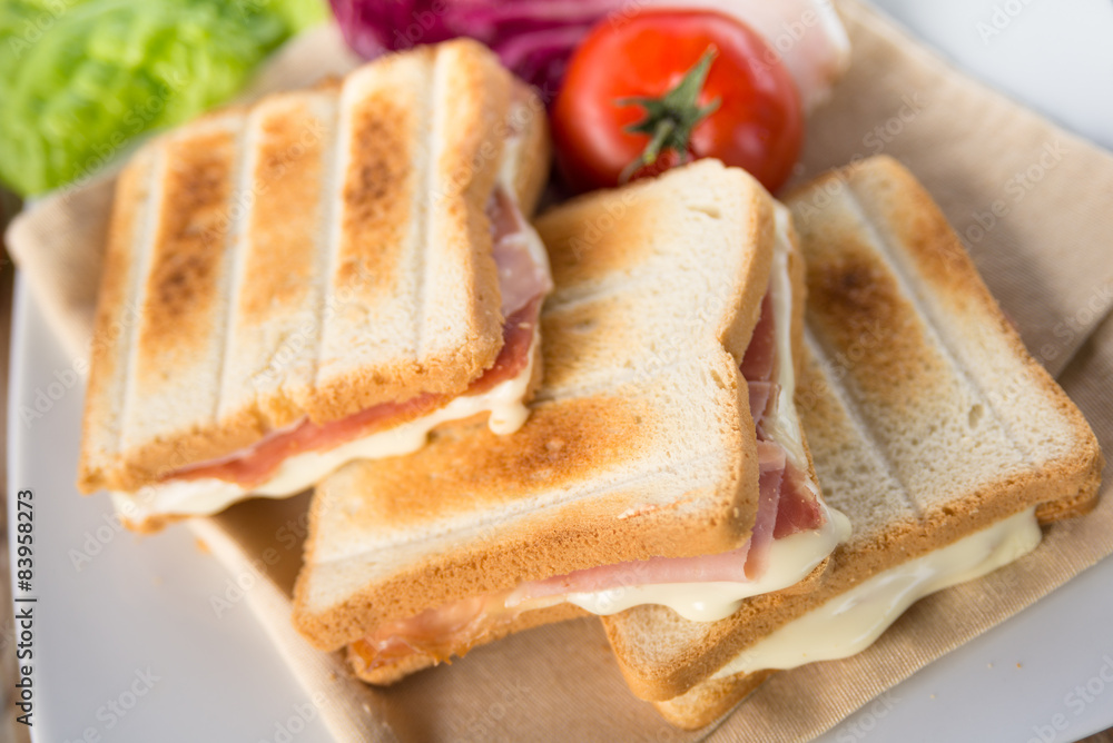 Toast al prosciutto e formaggio
