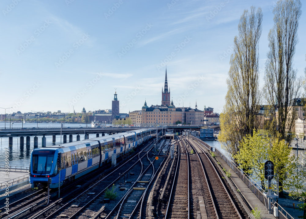 Obraz na plátně Tunnelbana på väg över bron mot Gamla Stan i Stockholm