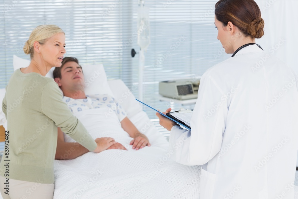 Obraz premium Doctor talking with her patients mother