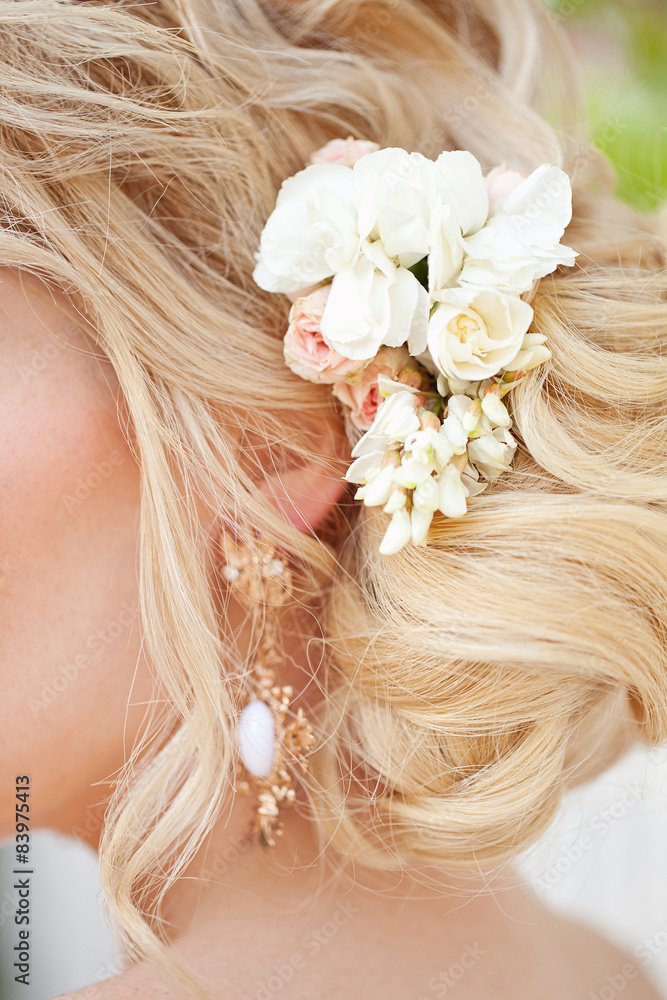 Naklejka premium fashion wedding hairstyle with flowers
