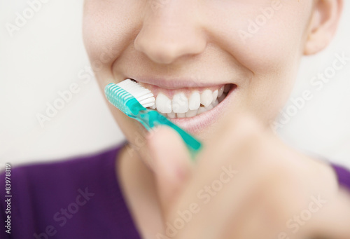 Donna pulizia denti