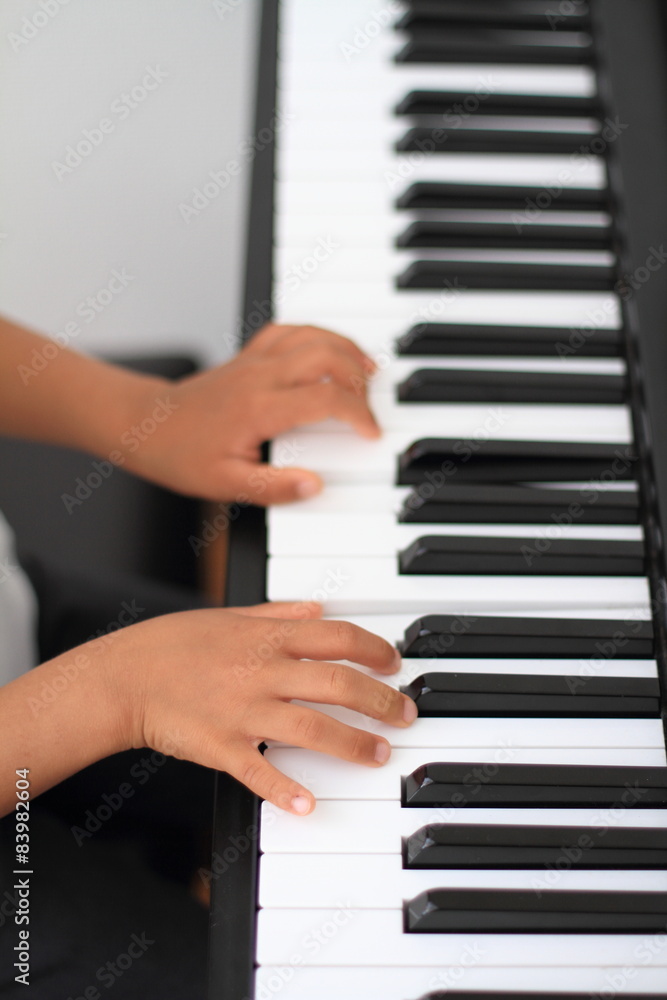 ピアノを弾く子供の手 ピアノを弾く子供の手