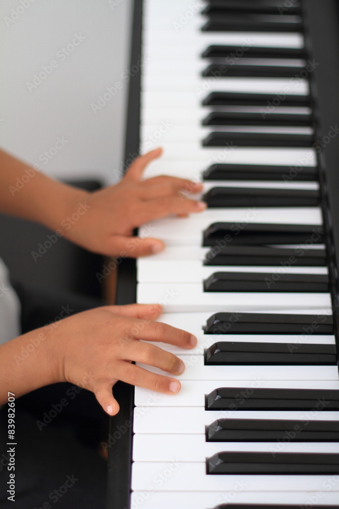 Fototapeta premium ピアノを弾く子供の手