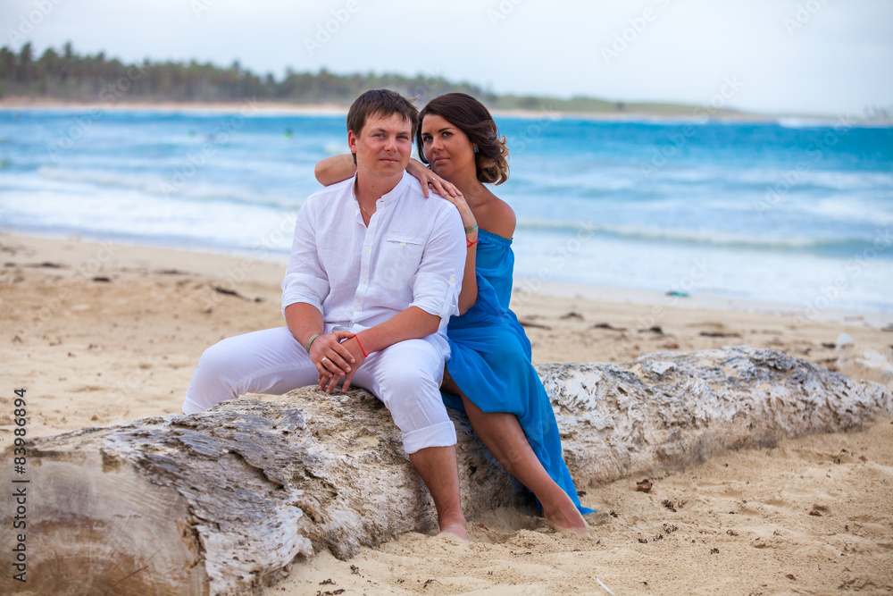 Fototapeta premium Beach couple walking on romantic travel.