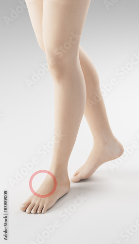 Gambe donna con cerchio rosso piede  photo