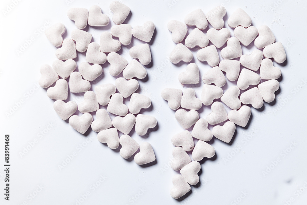 Gebrochenes Herz aus herzförmigen Bonbons Gebrochenes Herz aus herzförmigen Bonbons