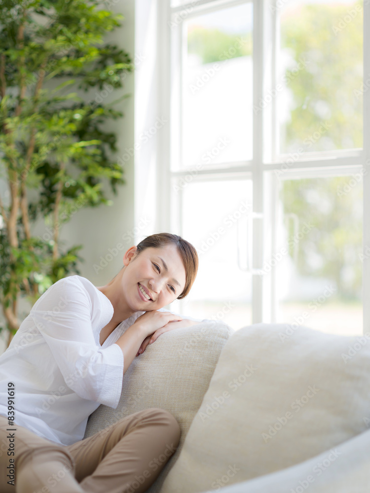 ソファでくつろぐ女性 ソファでくつろぐ女性