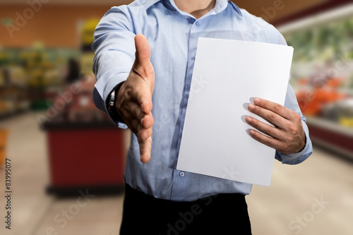 uomo con in mano un tablet o notebook