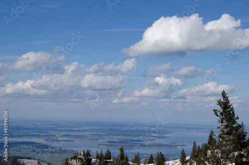 Blick aus den Bergen auf den Chiemsee und das Chiemgau