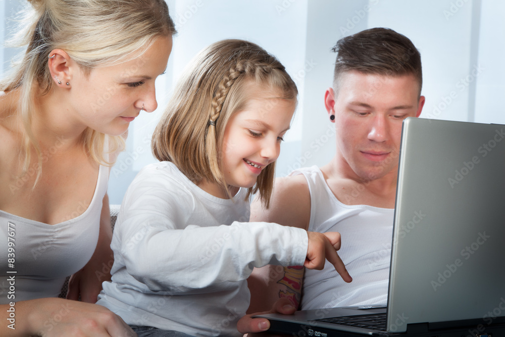 familie am laptop familie am laptop