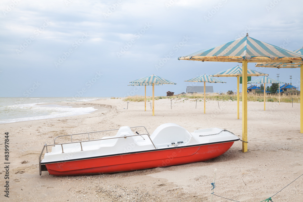 Fototapeta premium Lone catamaran on a deserted beach