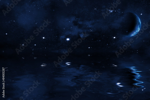 Sternenhimmel mit Mond über Wasser, mit blauen Wolken, 