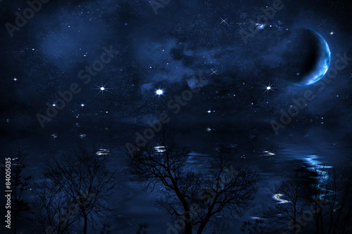 Sternenhimmel mit Mond über Meer, Sicht von Ufer © Manuel Adorf