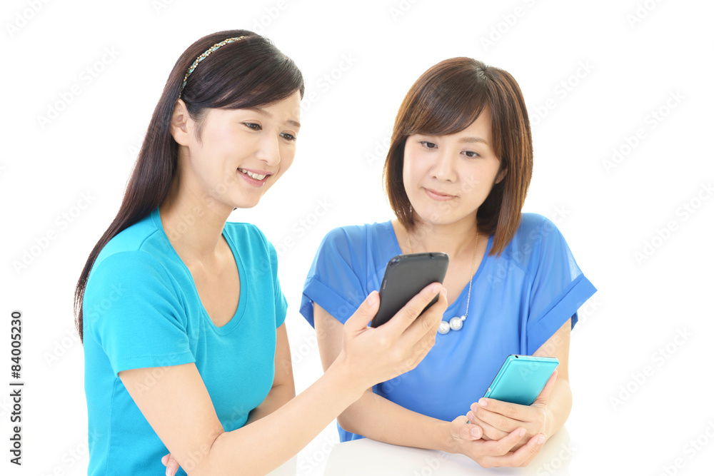スマートフォンを持つ二人の女性 スマートフォンを持つ二人の女性
