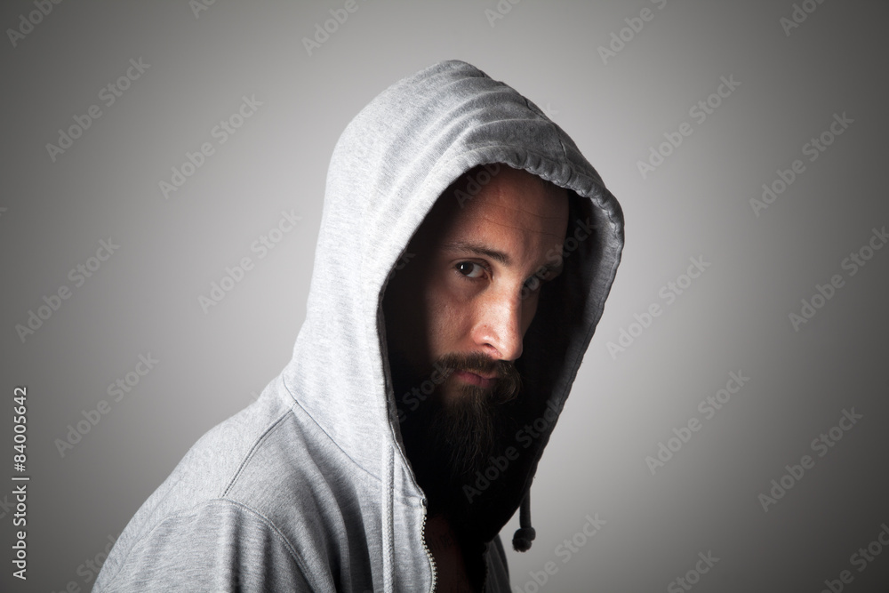 Hombre con barba encapuchado Hombre con barba encapuchado