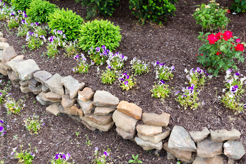 Ταπετσαρία Natural rock retaining wall in a garden