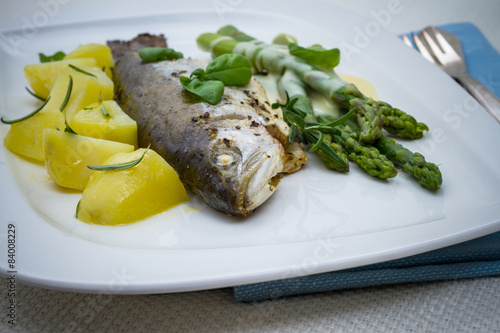 Grilled trout and green asparagus, rosemary potatoes